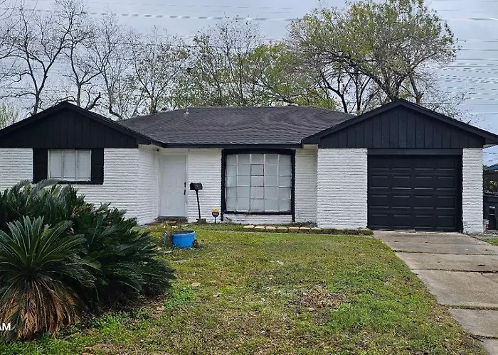 3Br Spacious Home With Backyard